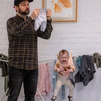 Baba ve kızlarının photoshoplu fotoğrafları güldürüyor