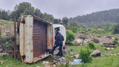 Kamyonet şarampole devrildi: 1 ölü, 1 yaralı