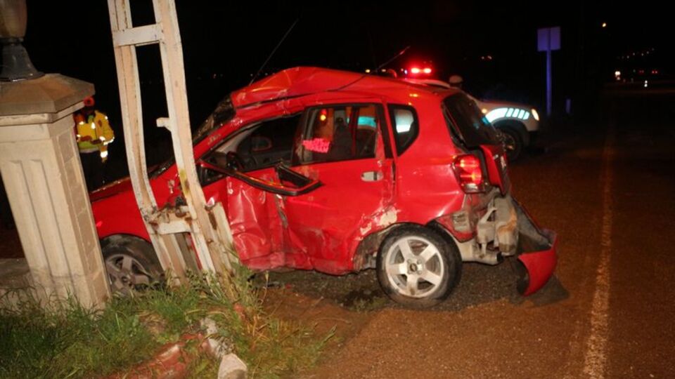 Otomobil aydınlatma direğine çarptı: 1 ölü, 1 yaralı