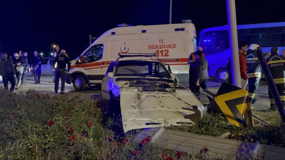 Erzincan'da iki otomobil çarpıştı: 7 yaralı