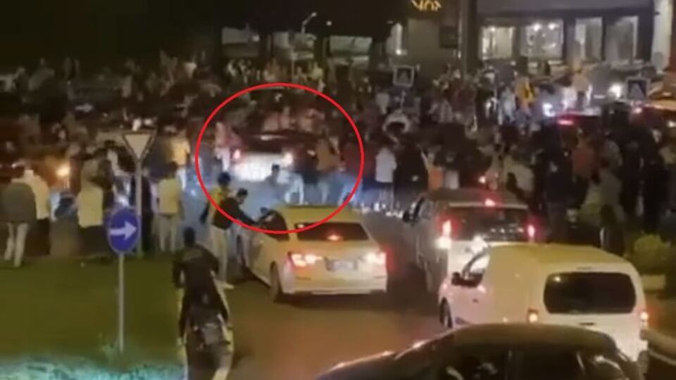 Otomobiliyle Galatasaray taraftarlarının arasına daldı! 2 yaralı