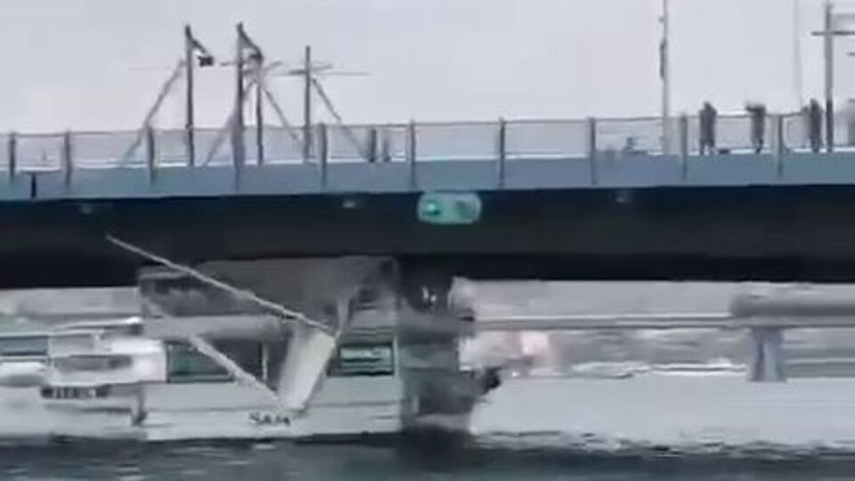 Facianın eşiğinden dönüldü! Tekne Galata Köprüsü'ne çarptı