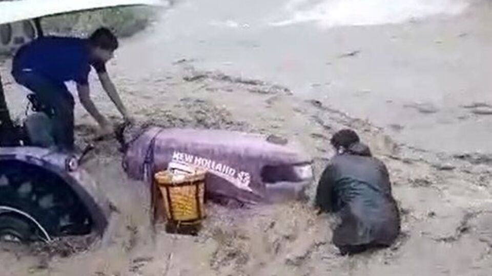 Traktörünü kurtarmak isterken ölümden döndü!