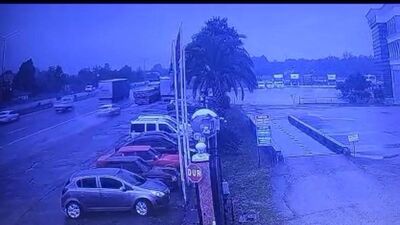 Korkunç kaza kamerada! Duran TIR'ın altına girdi