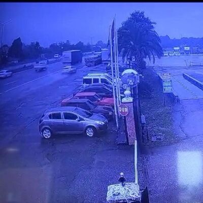 Korkunç kaza kamerada! Duran TIR'ın altına girdi