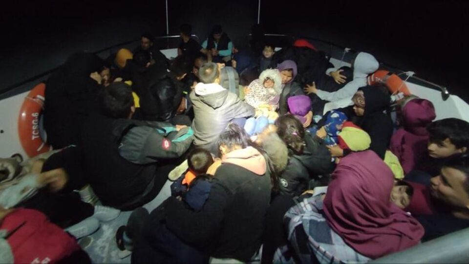 İzmir açıklarında 56 düzensiz göçmen kurtarıldı