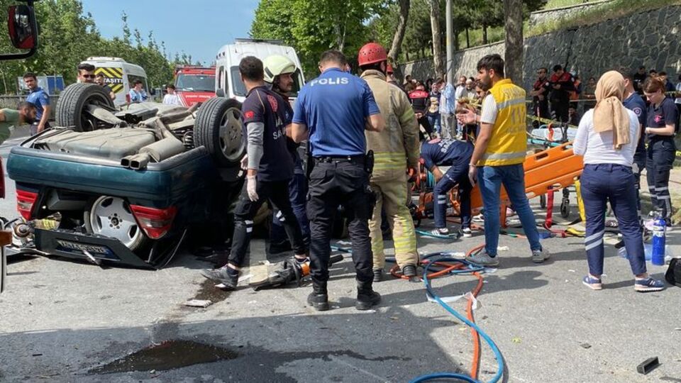 Ağaca çarpan otomobil takla attı! 2'si ağır 5 yaralı