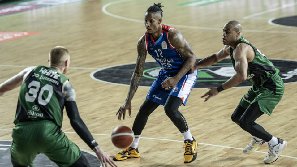 Anadolu Efes yarı finalde!