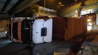 Üst geçide çarpan TIR devrildi