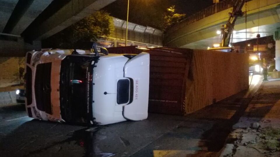 Üst geçide çarpan TIR devrildi