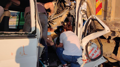 Minik judocuları taşıyan minibüs, kamyona çarptı! Ölü ve yaralılar var! Feci kaza!