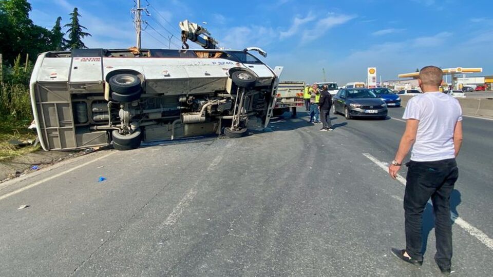 İşçi servisi TIR'a çarpıp devrildi! Çok sayıda yaralı var