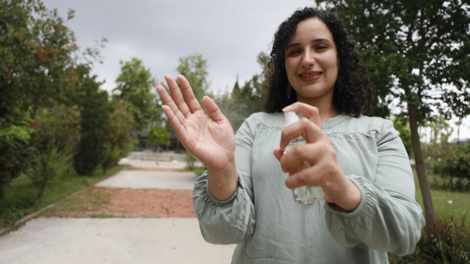 Kanser hastası annesi ve ablası için dezenfektan geliştirdi