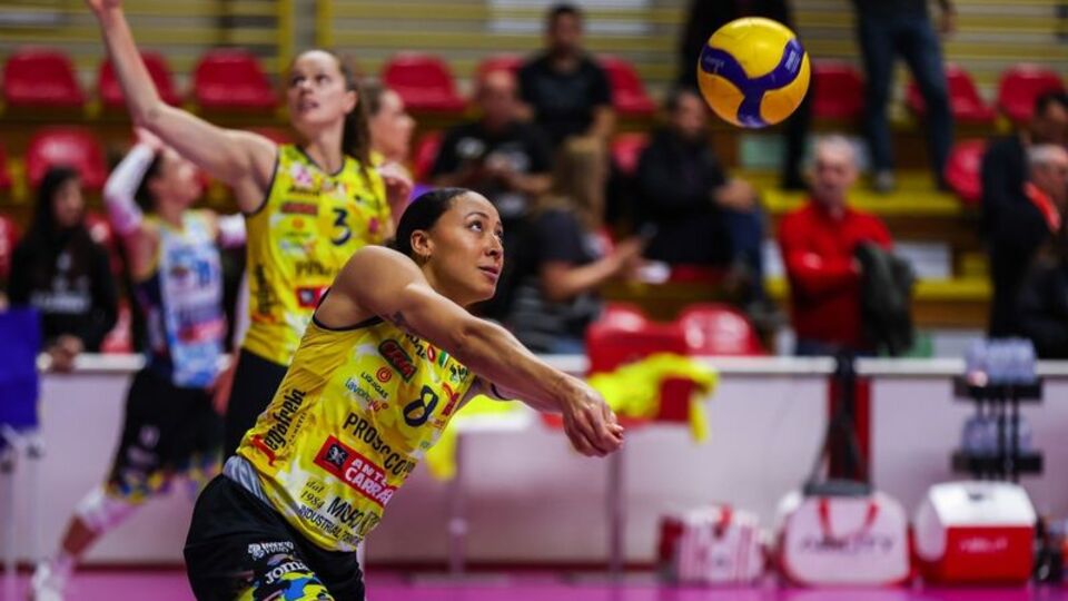 Ecazcıbaşı'na Kanadalı smaçör