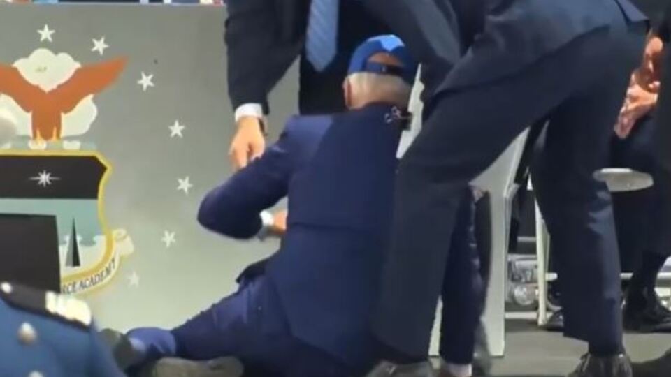 Biden sahneden ayrıldığı sırada yere düştü