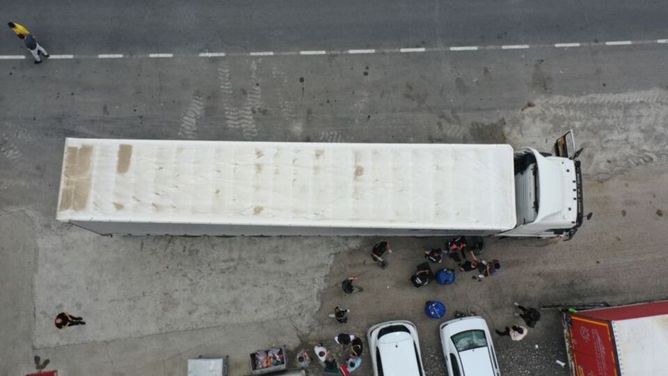 TIR sürücüsü aracında ölü bulundu