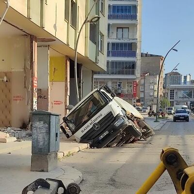 Ağır hasarlı binanın önündeki yol çöktü!