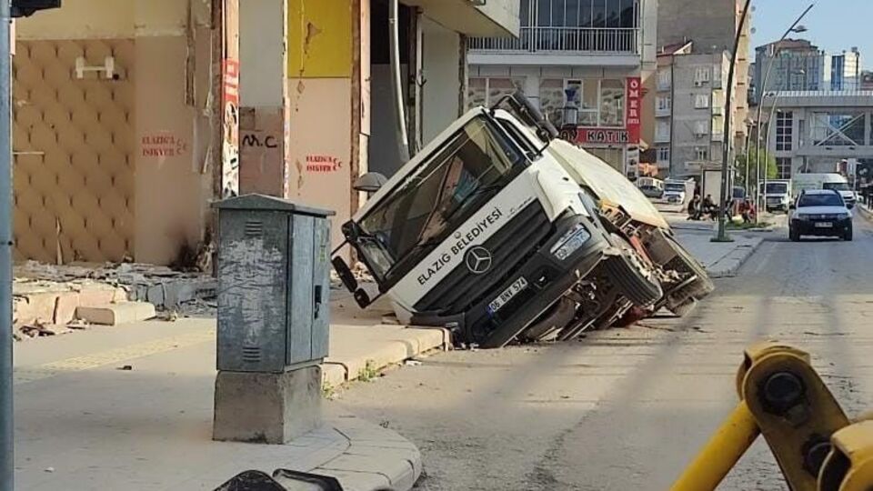 Ağır hasarlı binanın önündeki yol çöktü!