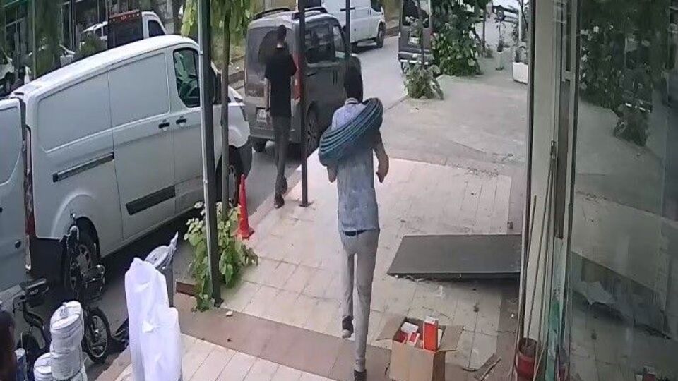 Yolda yürürken boynuna kablo rulosu düştü!