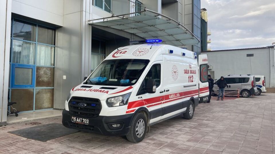 Kız arkadaşlarına baktığı iddiasıyla işçiyi bıçakladı