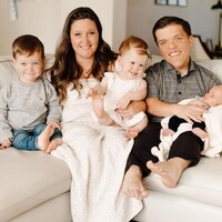 Üç çocuğu da cüce olan çift Instagram'ı ikiye bölüyor