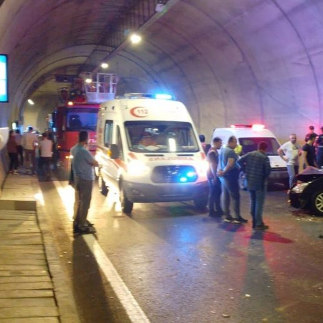 Otomobil kamyona çarptı: 1 ölü, 4 yaralı