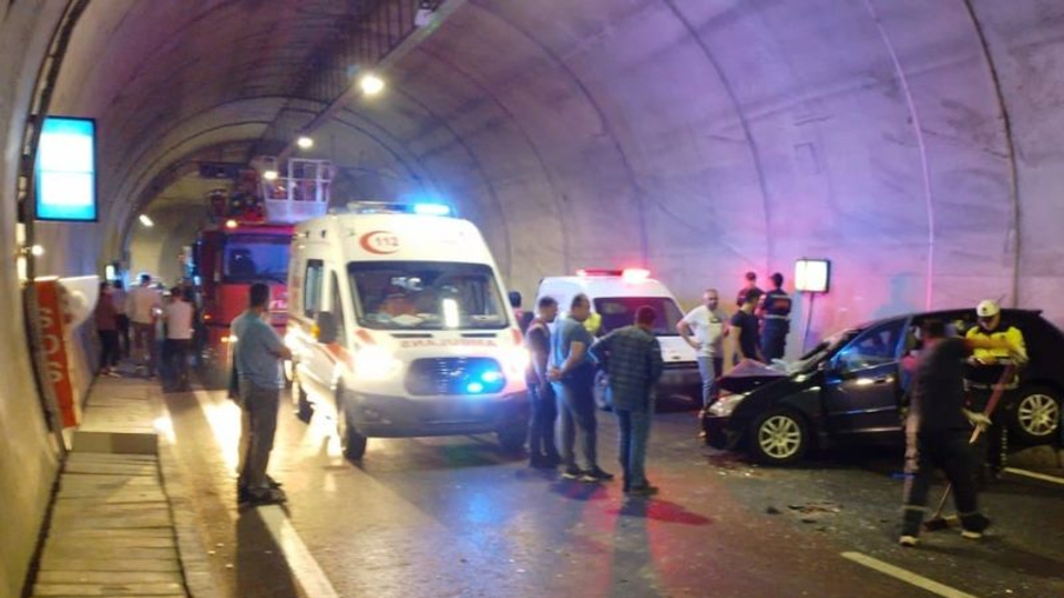 Otomobil kamyona çarptı: 1 ölü, 4 yaralı