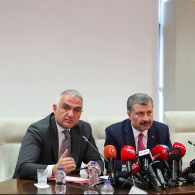 İki bakan görevine devam etti!