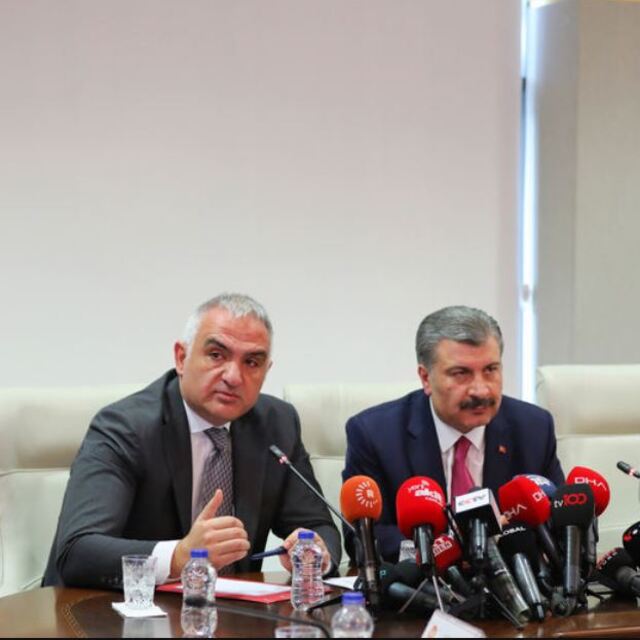 İki bakan görevine devam etti!