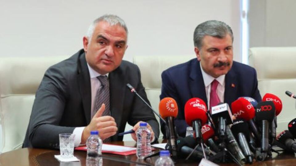 İki bakan görevine devam etti!