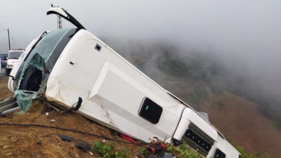 Yolcu otobüsü, şarampole yuvarlandı! Ölü ve yaralılar var