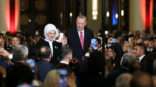 Yağmurlu yemin gününde etkileyici Kabine