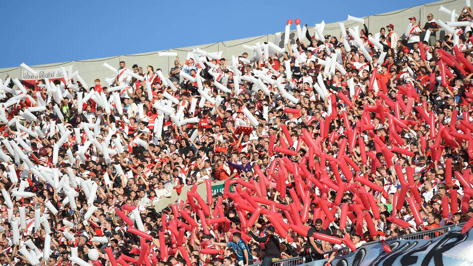 Trajedi! Tribünden düşen taraftar öldü