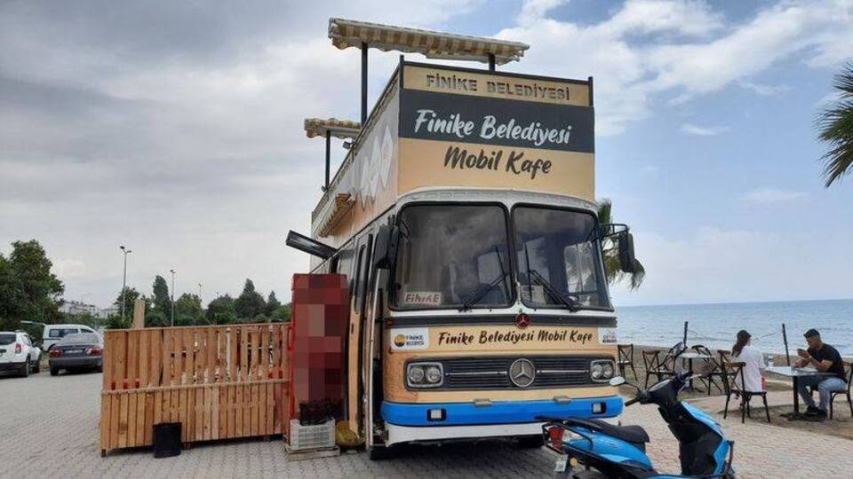 Geri dönüşümle mobil kafe oldu