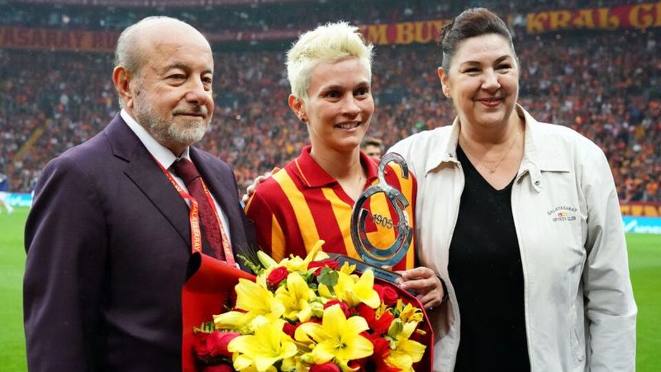 Galatasaray'dan Işıl Alben'e plaket