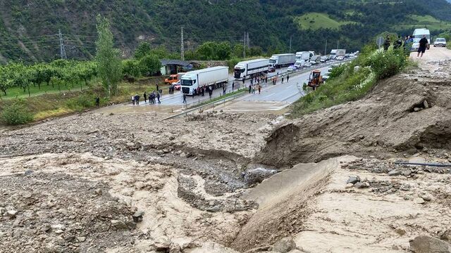 Amasya'da şiddetli yağış yolu ulaşıma kapattı