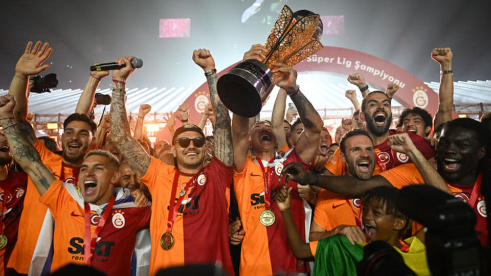 Şampiyon futbolcular mutluluklarını anlattı!