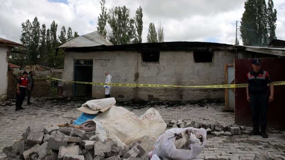 Köyü alevler sardı! 6 yerde birden yangın çıktı