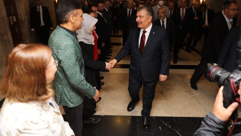 Bakan Koca, yeni dönemin ilk mesai gününde alkışlarla karşılandı