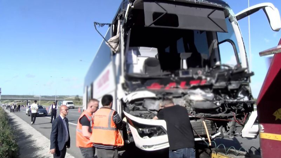 THY personelini taşıyan servisle kamyon çarpıştı