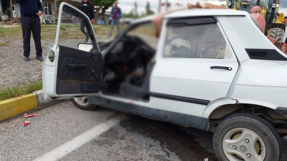 Otomobille kamyonet çarpıştı: 1 ölü, 4 yaralı