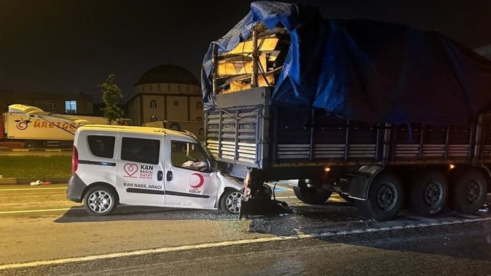 Kaza yapan Türk Kızılay aracındaki kan başka araca nakledildi