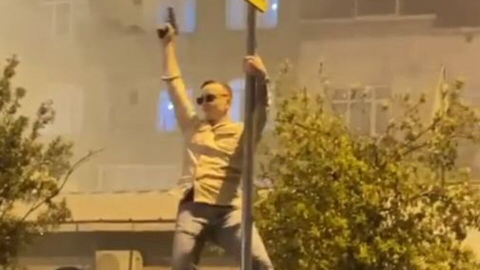 O anlar kameraya yansıdı! Dans ederken ateş açtı!