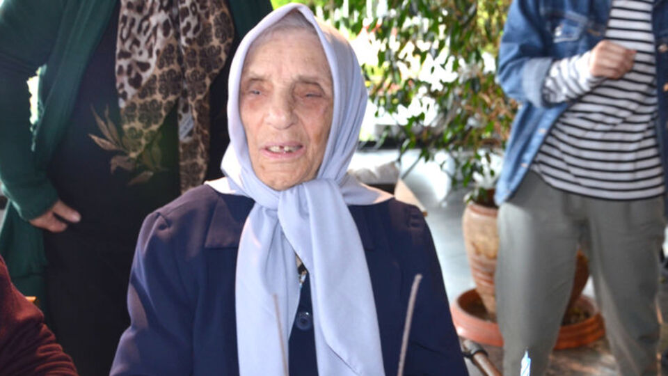 100 yaşına giren Nuriye nine ilk kez doğum gününü kutladı