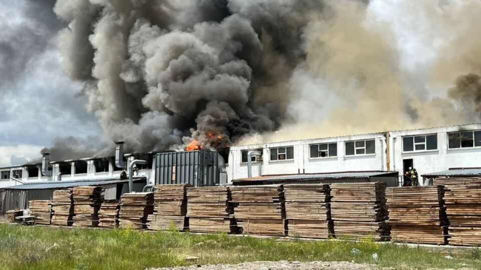 Başkent'te mobilya fabrikası alevlere teslim!