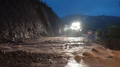 Samsun'da heyelan bazı yoları kapattı