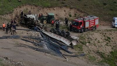 Kars'ta demir yüklü TIR devrildi: 2 ölü