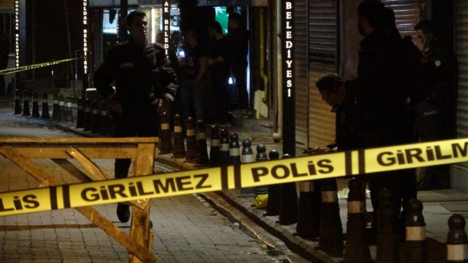 Evinin önünde silahla vurularak yaralandı