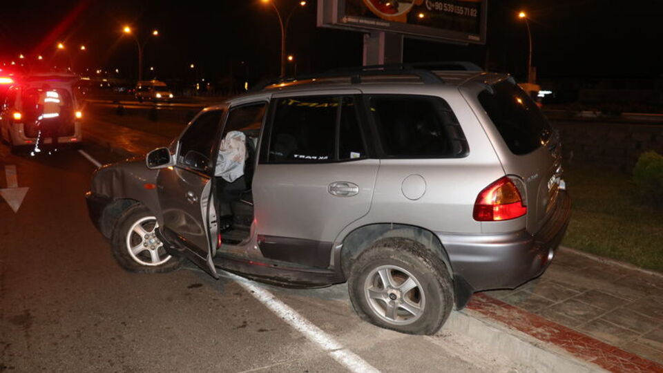 Kaza yapan sürücü otomobilini bırakıp kaçtı