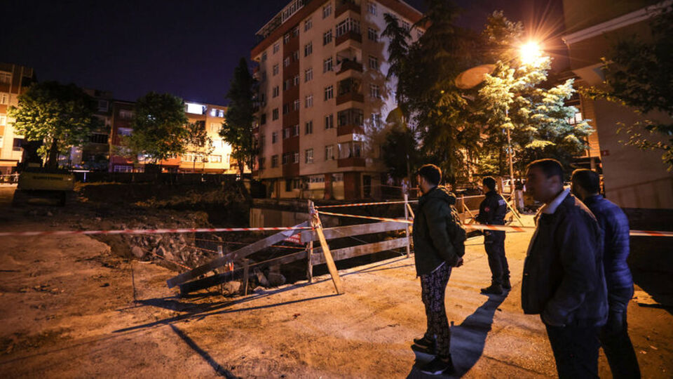 İnşaat alanında toprak kaydı: 6 katlı bina boşaltıldı